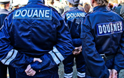 【法语新闻速递】在机场被逮捕的嫌疑犯声称被查获的赃物是他在二手市场购买